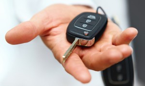 hand-holding-car-key